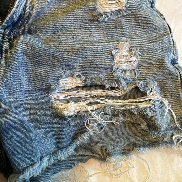 Distressed Jean Shorts High Rise - Picture 4 of 8